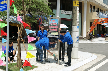ĐVTN thành phố Móng Cái lắp đặt thùng rác di động và các khẩu hiệu tuyên truyền trên các trục đường chính. Ảnh: Tư liệu