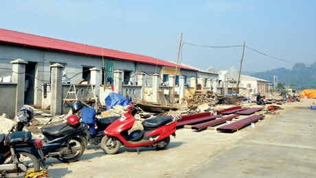 Các căn hộ tại khu tái định cư cho cư dân làng chài trên Vịnh Hạ Long đang được hoàn thiện.