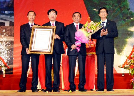 đồng chí Nguyễn Đình Toàn, Thứ trưởng Bộ Xây dựng đã trao Quyết định công nhận TP Uông Bí là đô thị loại II cho lãnh đạo thành phố.