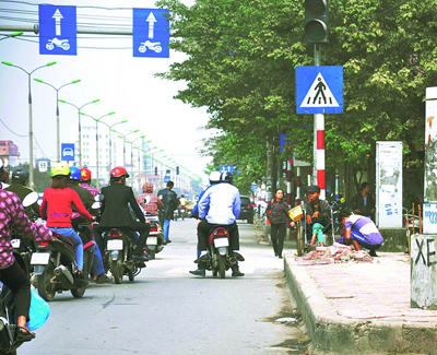 Dù nắng hay mưa Trường cũng phải đi ăn xin.