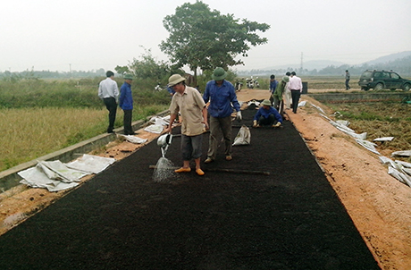 Thi công mặt đường giao thông bằng vật liệu Carboncor Asphalt tại xã Nguyễn Huệ, Đông Triều.
