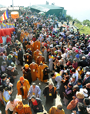 Hàng vạn người đổ về An Kỳ Sinh địa điểm đặt tượng Phật hoàng trong ngày Đại lễ.
