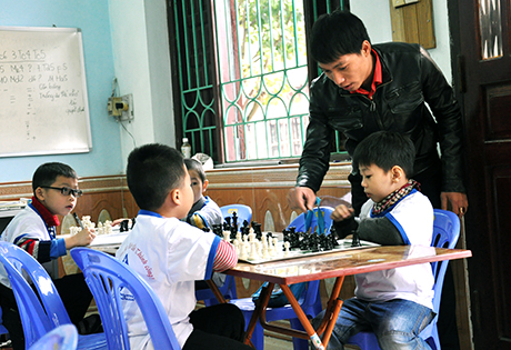 CLB Cờ vua Thông Minh ở TP Hạ Long do một gia đình tổ chức đã thu hút nhiều trẻ em đến tham gia.