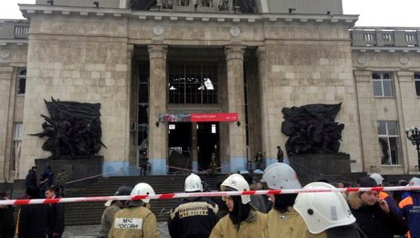 Các nhân viên an nình phong tỏa hiện trường vụ nổ bom. (Nguồn: AFP)