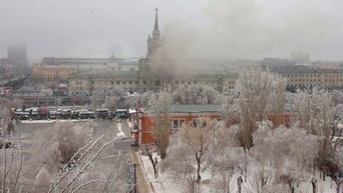 Khói bốc lên tại nhà ga ở Volgograd. Ảnh: RIA Novosti