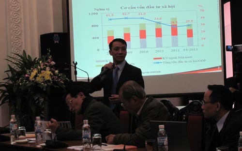 TS. Trịnh Quang Anh trình bày tham luận tại hội thảo về phối hợp chính sách tài khóa và chính sách tiền tệ trong điều hành kinh tế vĩ mô, giai đoạn 2014-2015 - Ảnh: P. Thảo.