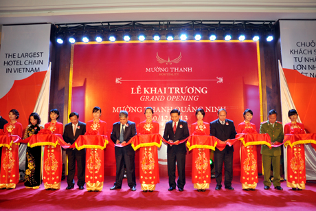 Các đồng chí đại biểu TƯ, lãnh đạo tỉnh và tập đoàn Khách sạn Mường Thanh cắt băng khai trương Khách sạn Mường Thanh Quảng Ninh