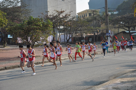 Thi chạy 4 km nam trẻ và nữ chính tại giải việt dã truyền thống tỉnh Quảng Ninh lần thứ 43