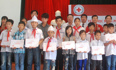 Một buổi trao học bổng của công ty. (Ảnh minh họa)