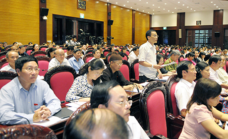 Đại biểu Trần Văn Minh, Phó trưởng ban Dân nguyện của Quốc hội phát biểu chất vấn.
