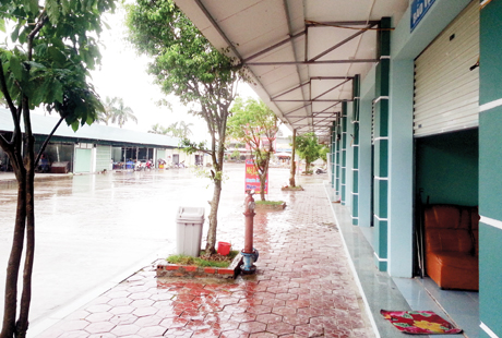 Chợ Trung tâm Hải Hà mới được đầu tư xây dựng khang trang. Ảnh: Một dãy ki-ốt ở chợ mới.