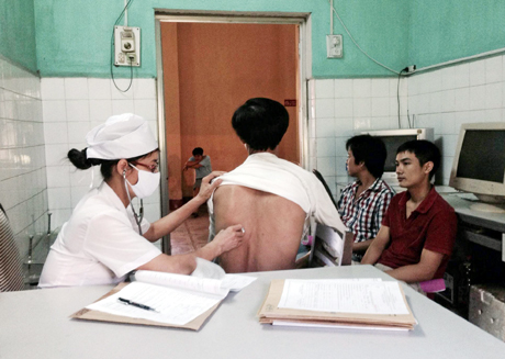 Kiểm tra sức khoẻ cho người lao động tại Công ty CP Than Hà Lầm.