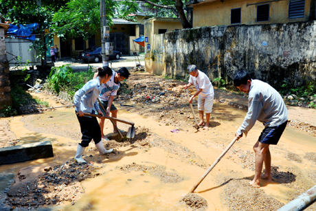 Sau mỗi trận mưa, người dân tổ 7, khu 7A, phường Quang Hanh (TP Cẩm Phả) lại huy động nhau ra đường dọn dẹp đất đá, khơi thông dòng chảy.