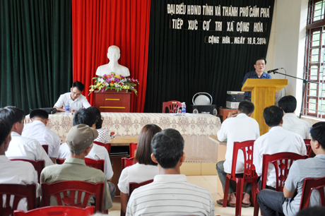 Đồng chí Nguyễn Như Hiền, Tỉnh uỷ viên, Phó Chủ tịch Thường trực HĐND tỉnh báo cáo kết quả KT- XH 6 tháng đầu năm của tỉnh với cử tri xã Cộng Hoà, TP Cẩm Phả