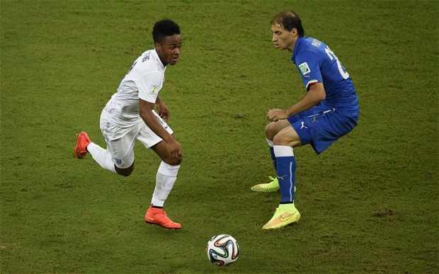 Sterling khiến hàng thủ ĐT Italia toát mồ hôi