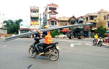 Ảnh chụp lúc 17h30 ngày 16-6-2014, trên Quốc lộ 18A, đoạn ngã ba Minh Thành,TX Quảng Yên