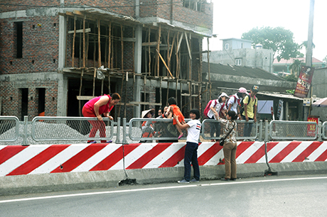 Ảnh chụp lúc 15h30 ngày 17-6-2014 trên QL18A, đoạn qua phường Đại Yên, TP Hạ Long