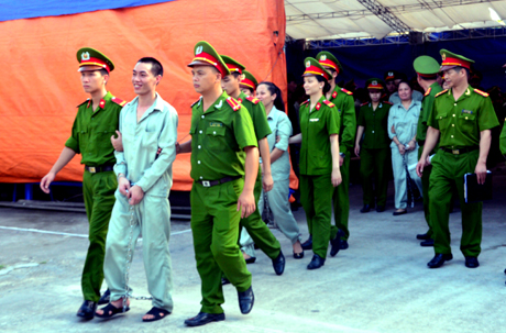 Dẫn giải các bị cáo về nơi giam giữ 