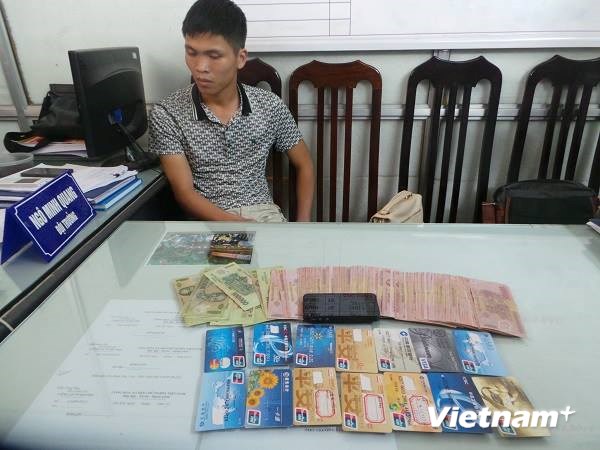 Đối tượng cùng tang vật tại cơ quan công an (Ảnh: PV/Vietnam+)