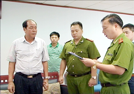 Cơ quan Cảnh sát điều tra Công an tỉnh Quảng Ninh tống đạt quyết định bắt tạm giam Phó Tổng giám đốc Vinalines Vũ Khắc Từ