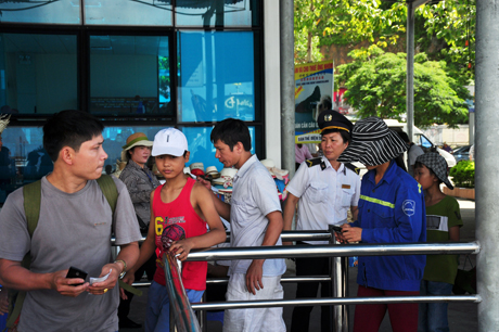 du khách làm thủ tục xuống tàu tham quan Vịnh Hạ Long.