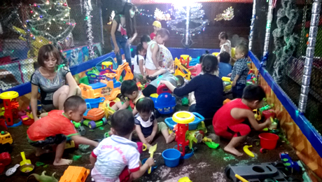 Nhà cát luôn thu hút các bạn nhỏ.