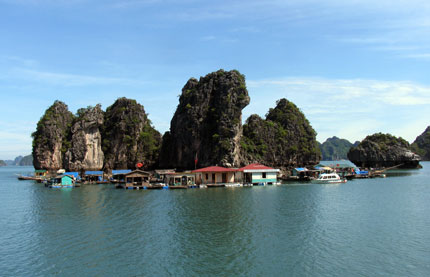 Làng chài Cửa Vạn.