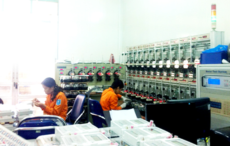 Kiểm định công tơ tại Phân xưởng Thí nghiệm điện.
