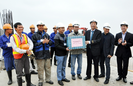 Chủ tịch UBND tỉnh tặng quà cho cán bộ, công nhân thực hiện dự án Công viên Đại dương. Chủ tịch UBND tỉnh tặng quà cho cán bộ, công nhân thực hiện dự án Công viên Đại dương.