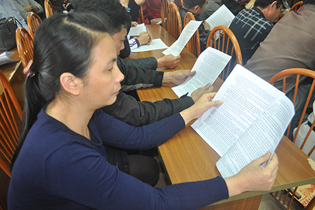 Các hộ dân tìm hiểu về các chính sách đền bù GPMB dự án.