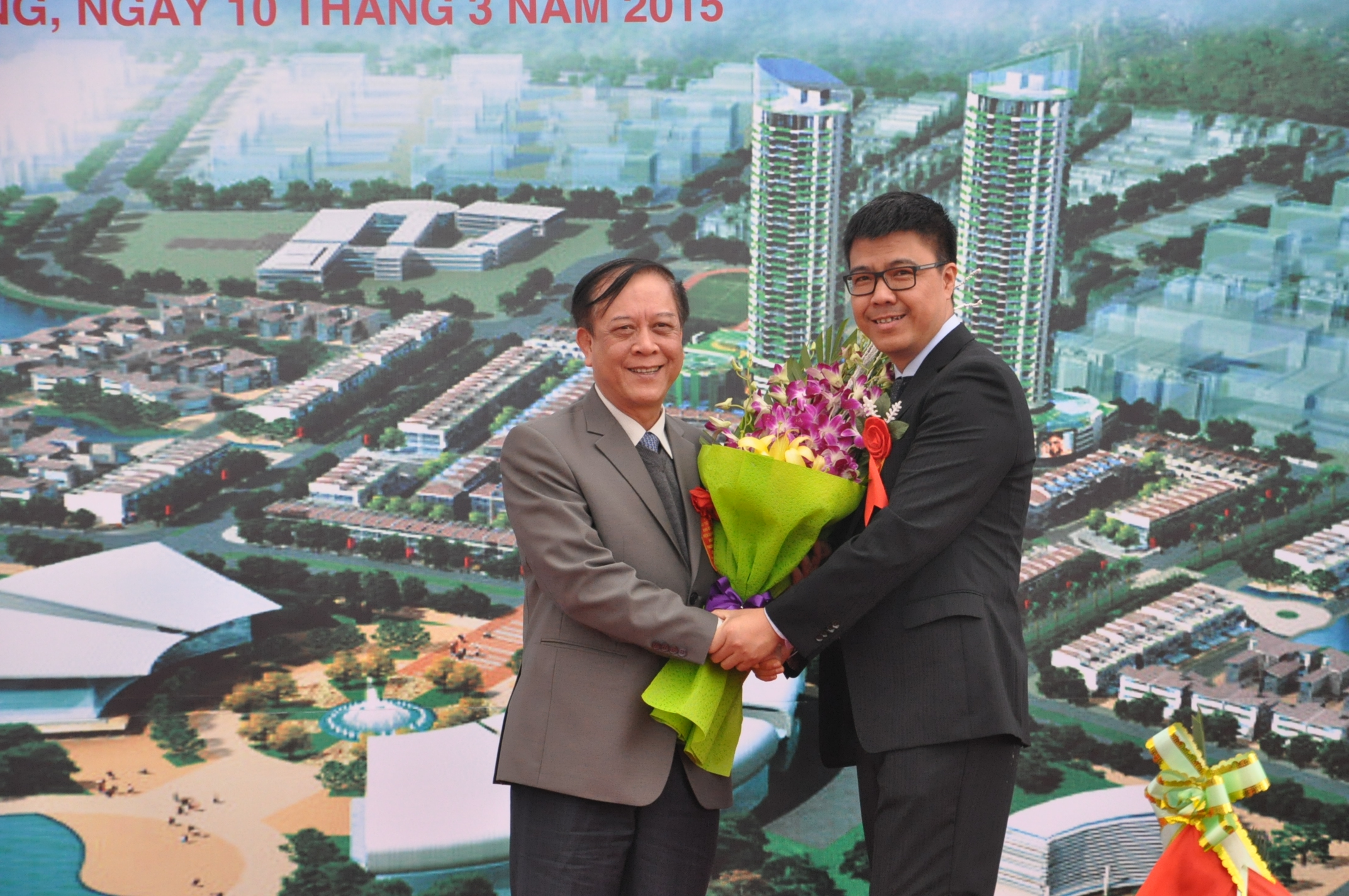 Đồng chí Đỗ Thông, Phó Chủ tịch Thường trực UBND tỉnh tặng hoa cho đại diện chủ đầu tư dự án.