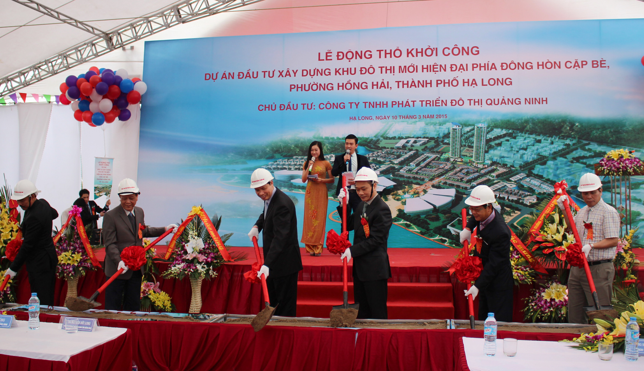 Các đại biểu làm lễ động thổ dự án