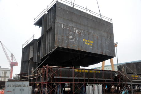 Đặt ky tổng đoạn 215 tàu dịch vụ dầu khí