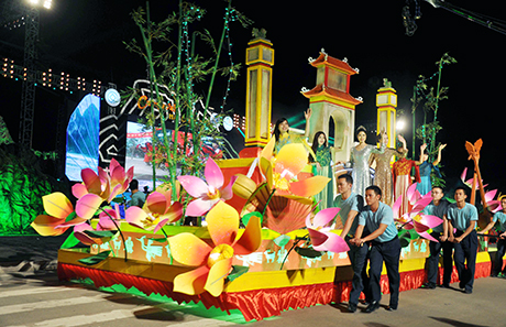 Diễu hành mô hình xe hoa trong Carnaval Hạ Long 2014.