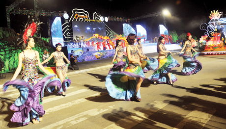 Người mẫu, vũ công trình diễn trên đường phố trong Carnaval Hạ Long.