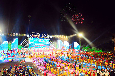 Bắn pháo hoa tầm cao tại Carnaval Hạ Long 2015