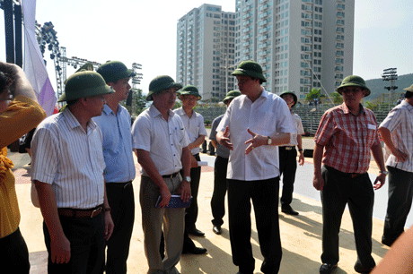 Đồng chí chủ tịch UBND tỉnh nghe đại diện ngành Điện báo cáo về phương án cung cấp điện 