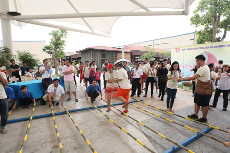 Du khách tham gia giao lưu với thanh niên Hạ Long trước thềm lễ hội Carnaval Hạ Long 2015.