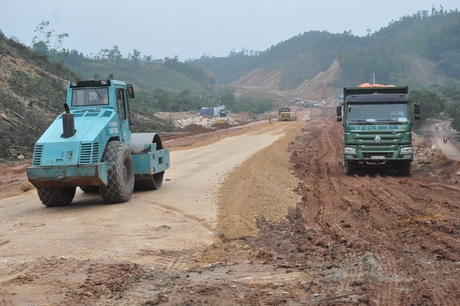 Thi công tuyến đường trục chính KKT Vân Đồn. (Ảnh minh hoạ)