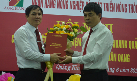 Đồng chí Nguyễn Minh Phương, Phó Tổng Giám đốc Agribank Việt Nam trao quyết định bổ nhiệm chức vụ Giám đốc Agribank Quảng Ninh cho đồng chí Đoàn Ngọc Vu