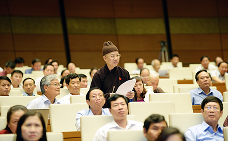 Thượng tọa Thích Thanh Quyết, Phó Chủ tịch Hội đồng trị sự Trung ương giáo hội Phật giáo Việt Nam phát biểu thảo luận.