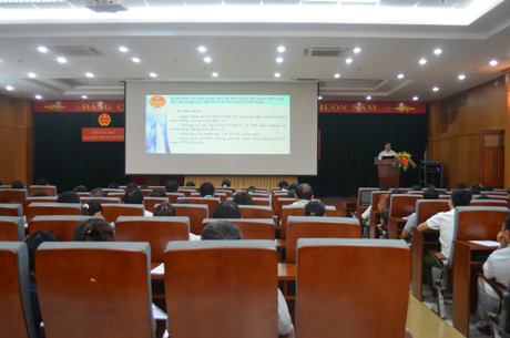 Cán bộ Cục Thuế Quảng Ninh giới thiệu các chính sách thuế mới, sửa đổi, bổ sung cho doanh nghiệp