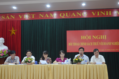 Cán bộ Cục Thuế Quảng Ninh trả lời các câu hỏi của doanh nghiệp