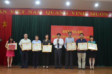 Đồng chí Trần Văn Ninh, Cục trưởng Cục thuế tỉnh trao bằng khen của Bộ Tài chính cho các doanh nghiệp