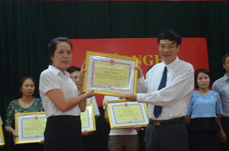 Đồng chí Trần Văn Ninh, Cục trưởng Cục thuế tỉnh trao bằng khen của UBND tỉnh cho các doanh nghiệp