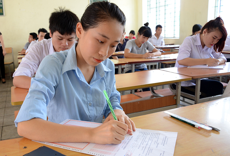 Thí sinh Điểm thi THPT Lê Hồng Phong (TP Cẩm Phả) điền thông tin vào giấy nháp