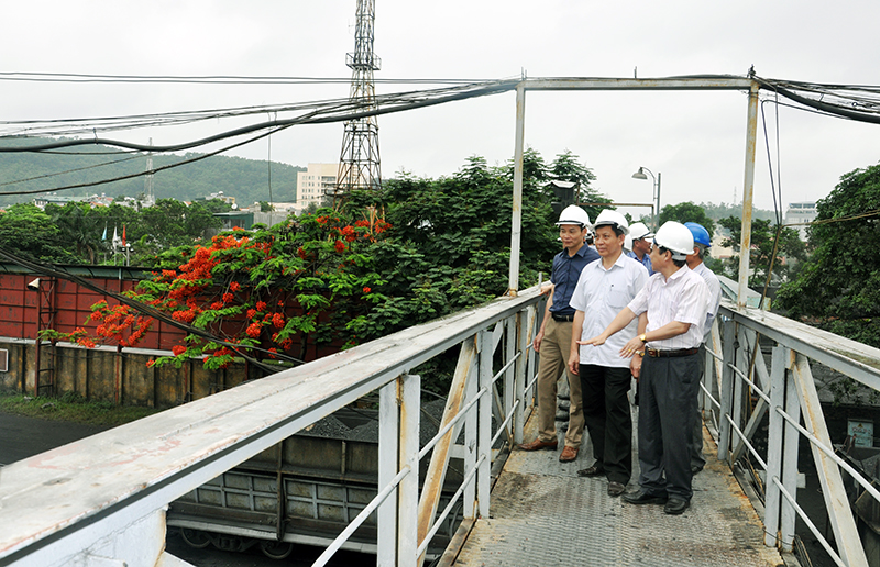 Thường trực HĐND tỉnh giám sát tiến độ triển khai di dời Nhà máy Tuyển than Nam Cầu Trắng (TP Hạ Long). Ảnh: Nguyễn Huế