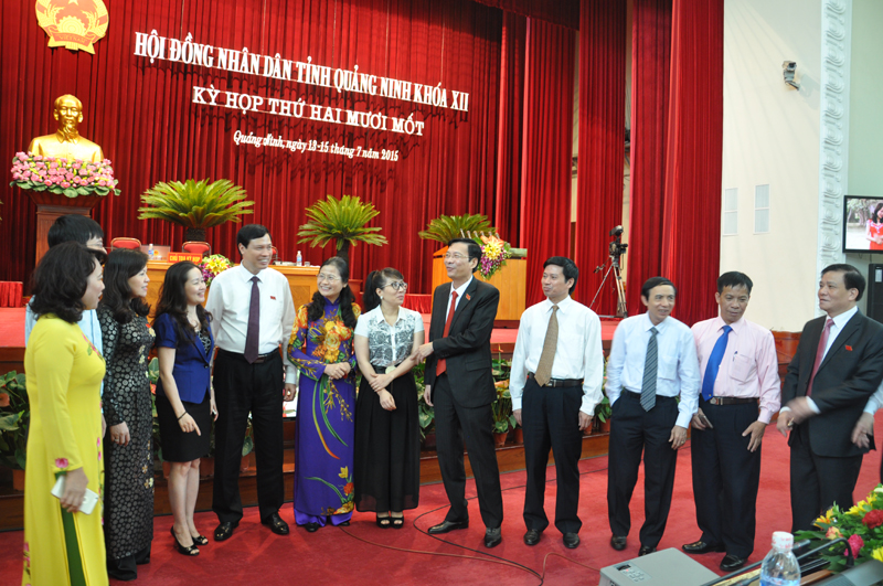 Các đại biểu trao đổi tại Kỳ họp.