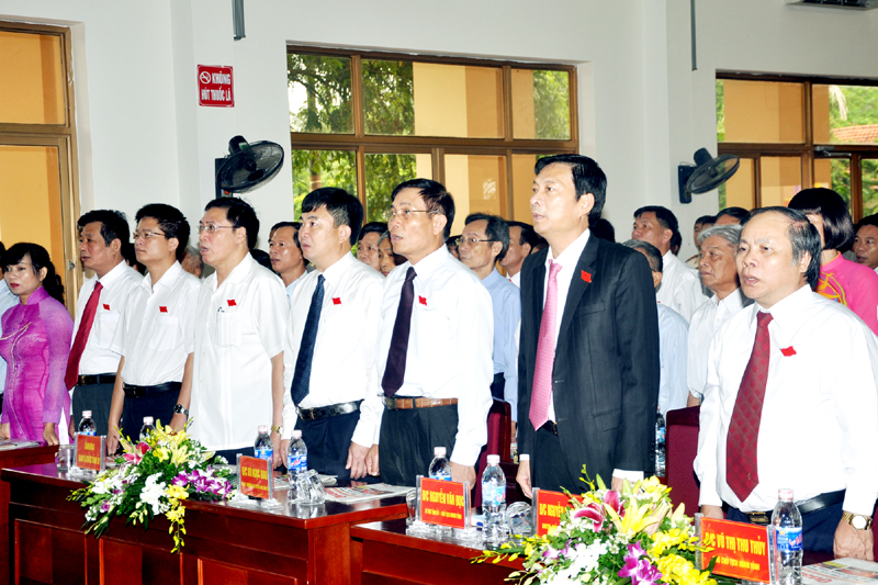 Các đại biểu chào cờ tại Đại hội.