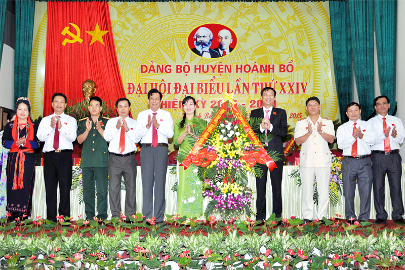 Đồng chí Nguyễn Văn Đọc, Bí thư Tỉnh ủy, Chủ tịch HĐND tỉnh tặng hoa chúc mừng Đại hội.